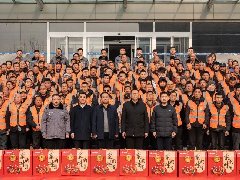 情系農(nóng)民工 蛇年送祝?！A兆控股為優(yōu)秀農(nóng)民工發(fā)放春節(jié)禮品